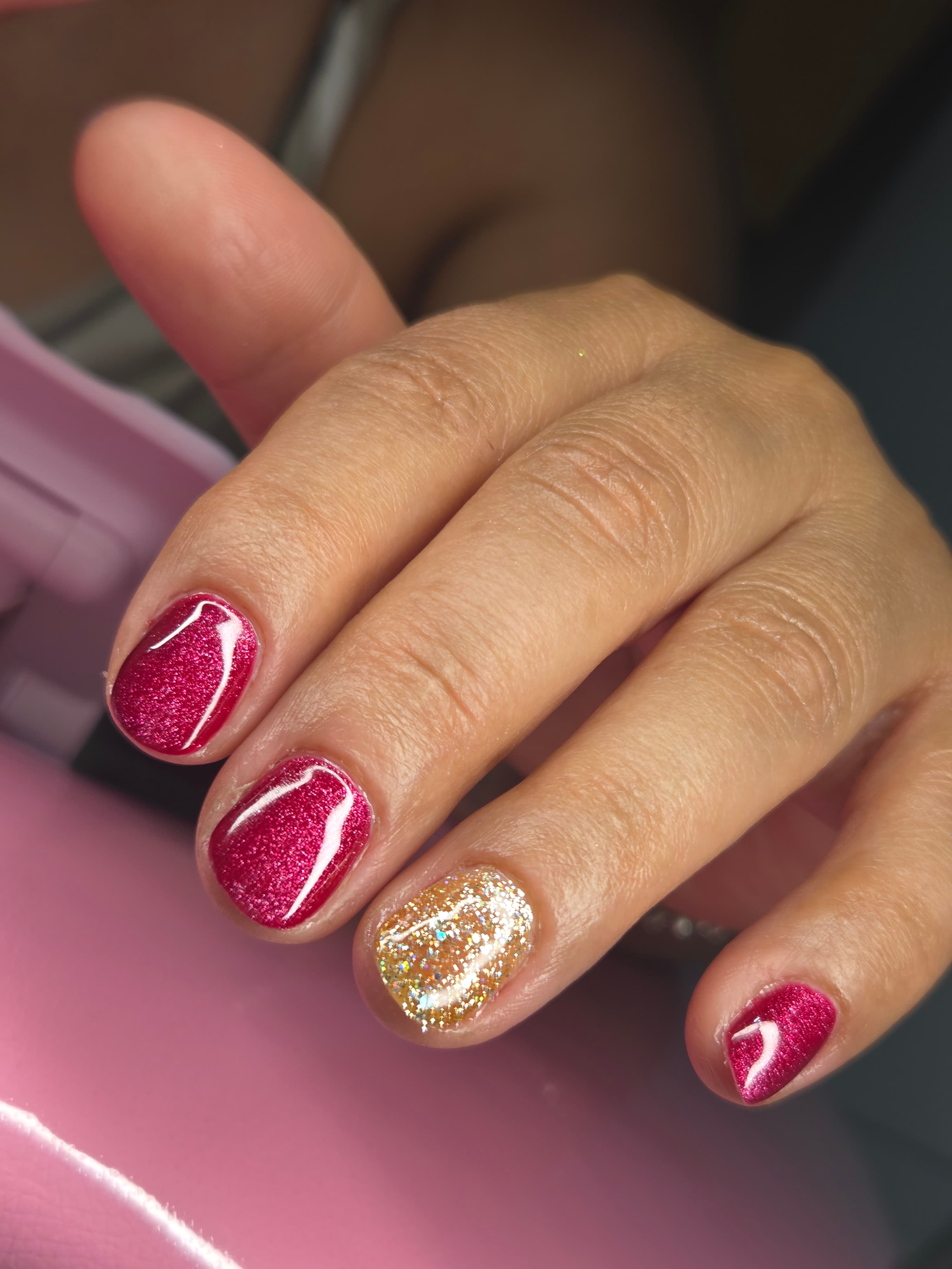 Esmaltado permanente — uñas burdeo y glitter